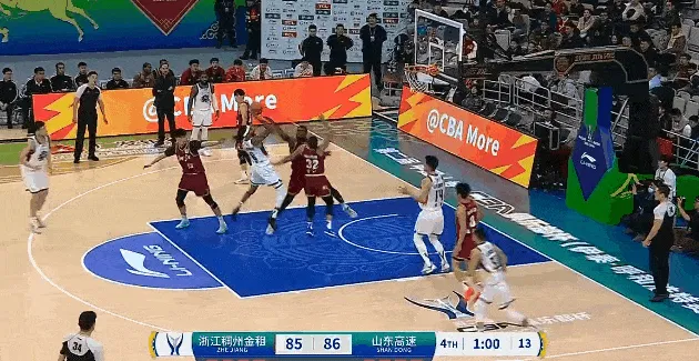 陈林坚关键时刻撤步三分投进砍下19分,山东还剩1分钟领先浙江4分