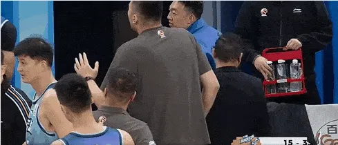 体育赛事直播-冷静！贝兹利暂停期间疑似与队友发生激烈争吵